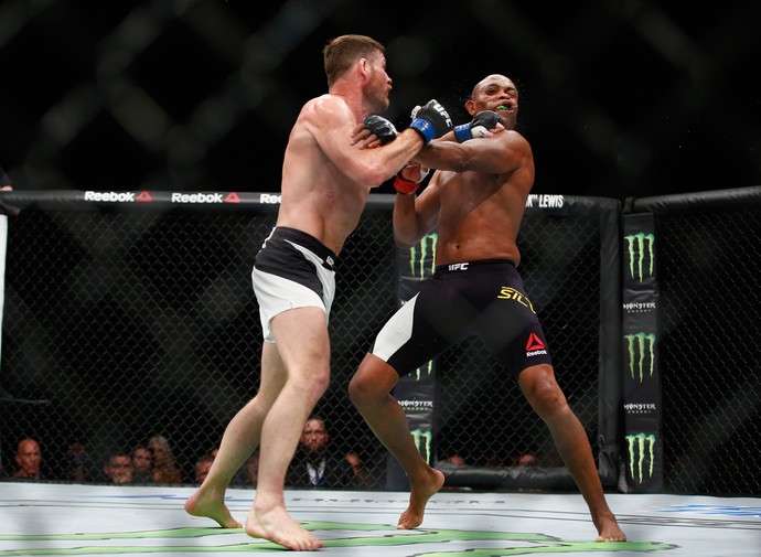 Spider brinca muito, leva sustos e acaba derrotado por guerreiro Bisping