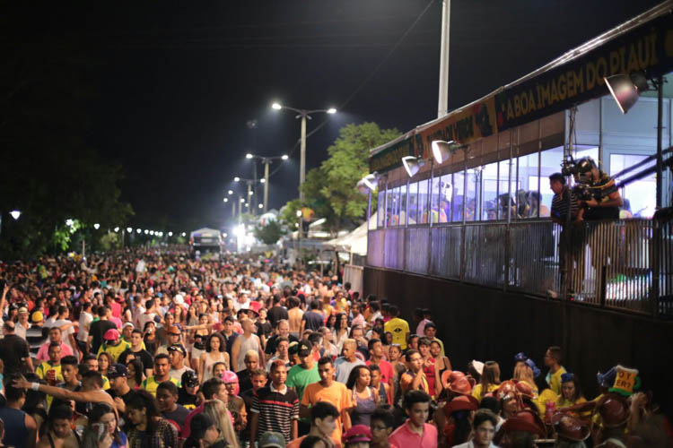Cerca de 300 mil foliões compareceram ao Corso de Teresina