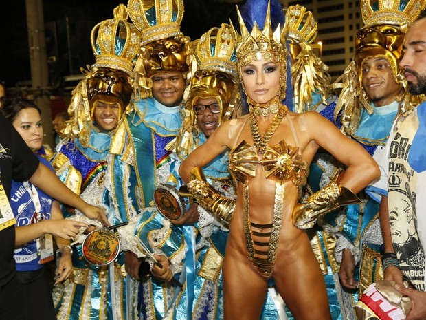 Sabrina Sato usa fantasia superousada em desfile da Vila Isabel