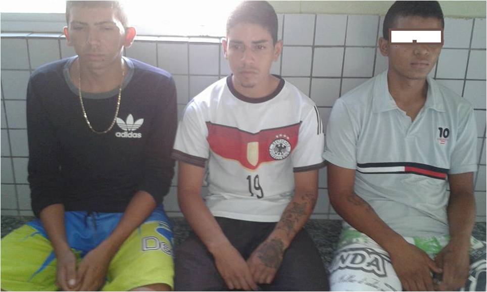 Policia aborda jovens com drogas em Valença