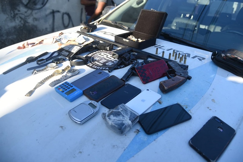Polícia desarticula quadrilha que ostentava arma e produtos de roubos nas redes sociais