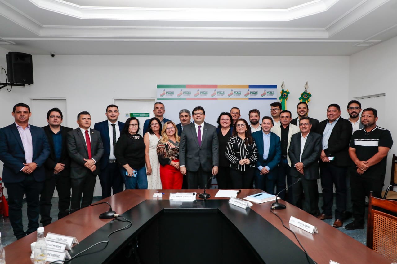Secretário da Educação destaca ampliação do Programa de Alfabetização na Idade Certa durante reunião com prefeitos
