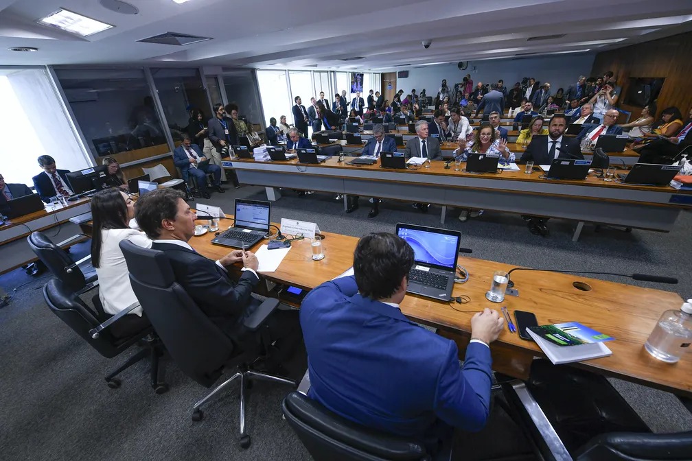 CPI dos Atos Golpistas aprova relatório final e pede indiciamento de Bolsonaro e mais 60