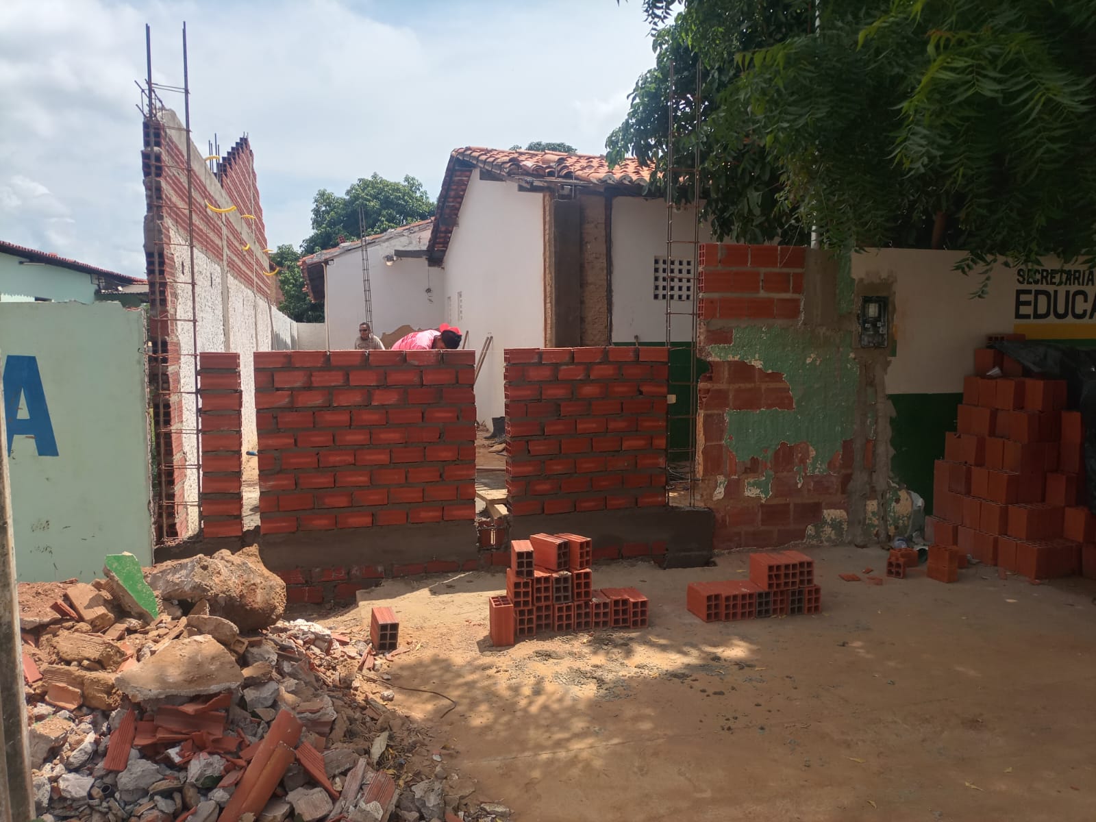 Escola Municipal Raimundo Roque Ferreira no Bairro Morada Nova estar sendo reformada pela Prefeitura de Valença.