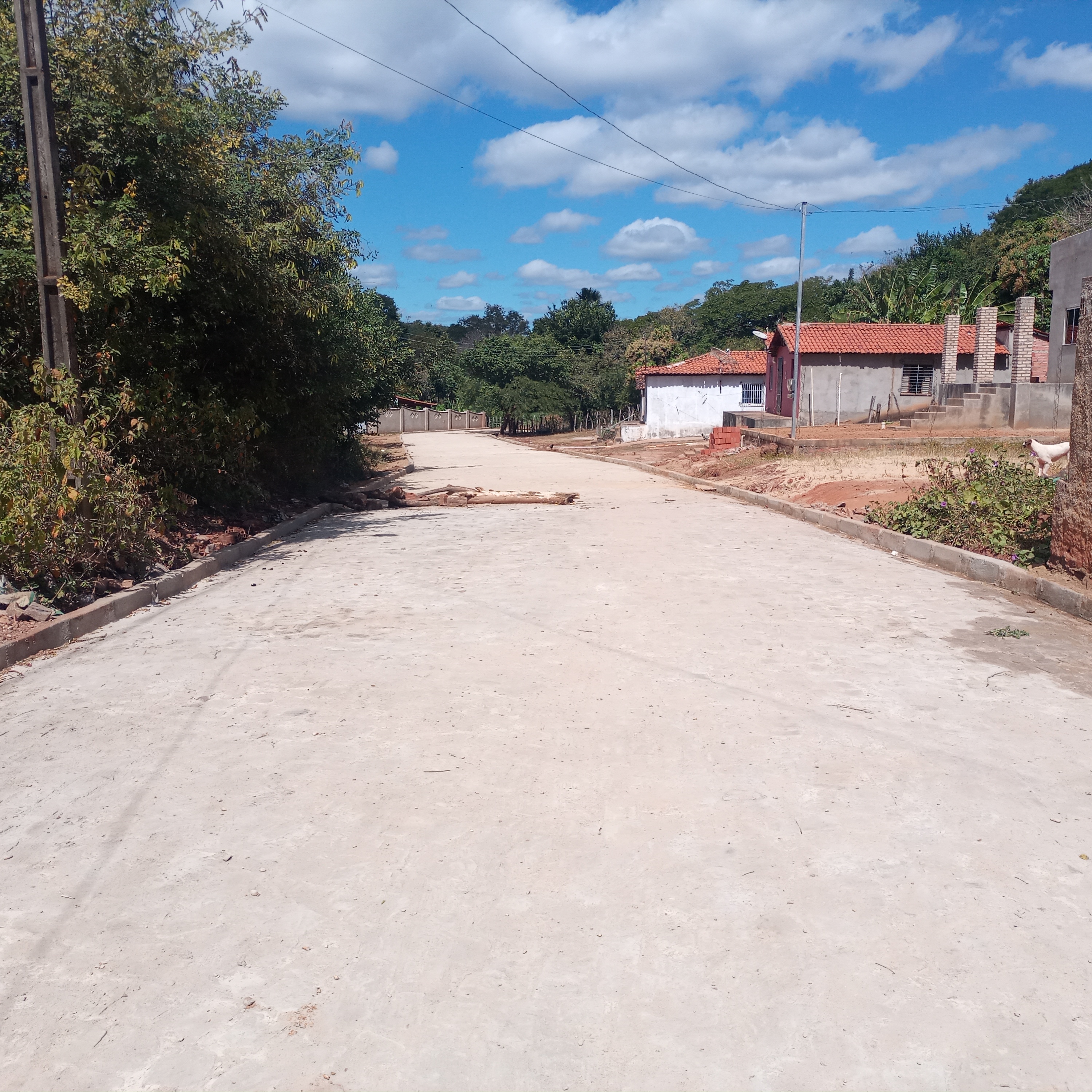 Prefeitura de Valença realiza calçamento na rua que dar acesso ao Riacho Caatinguinha