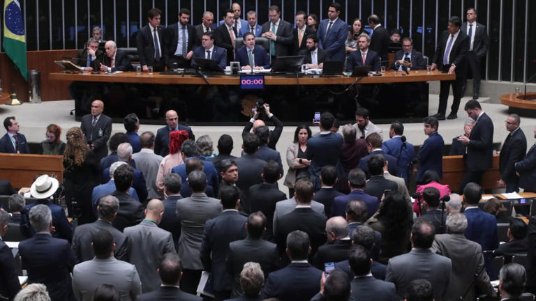 Urgente: Câmara aprova anistia a golpistas e pena de Bolsonaro cai para 2 anos
