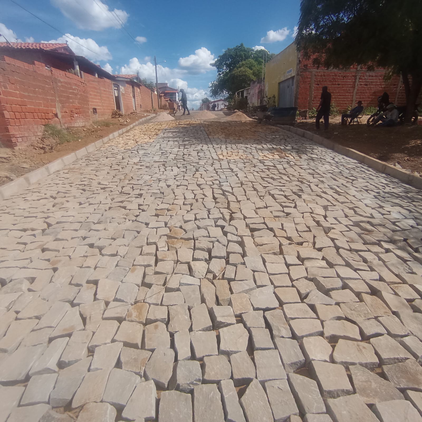 Prefeitura de Valença trabalha em calçamentos na Rua Jeremias Pereira no Bairro Valentim