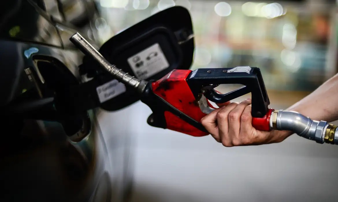 Governo prevê aumentar de 30% para 32% percentual de etanol na gasolina