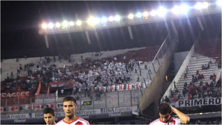 Torcidas de River Plate e São Paulo entram em conflito no Monumental de Nuñez