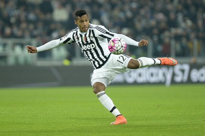 Alex Sandro comenta convocação e exalta Neymar: "Calando muita gente"