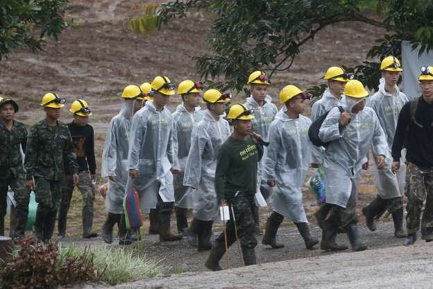 Todos os 12 meninos e o treinador estão fora da caverna na Tailândia