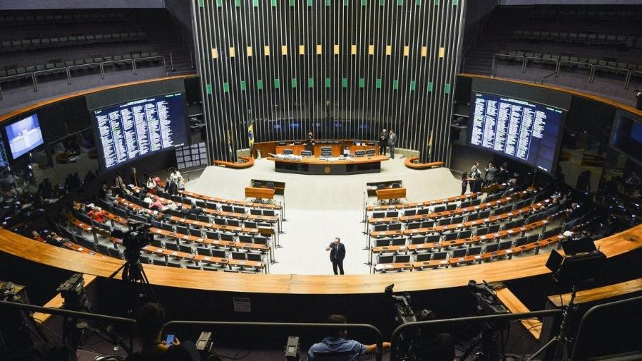 Câmara aprova em 1º turno emenda que destina R$ 44 bi a novo auxílio
