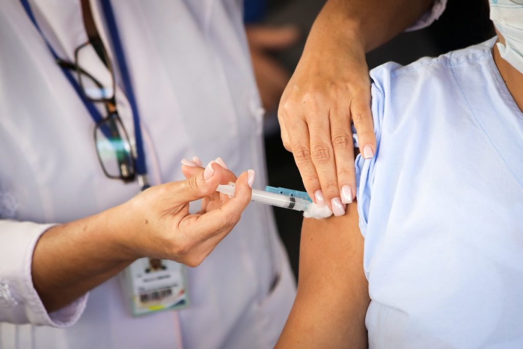 Saúde vai aplicar dose de reforço contra Covid-19 em todos os adultos
