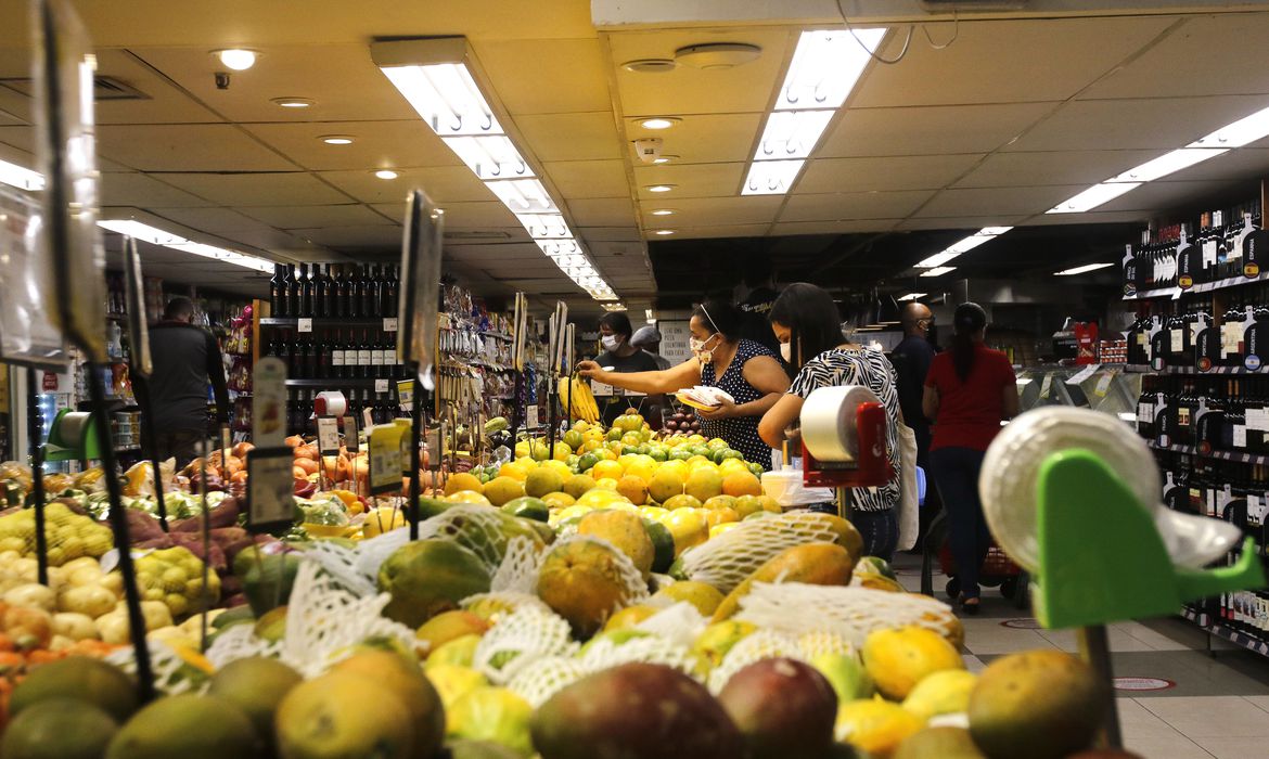 Prejuízo do comércio com feriados será menor em 2022, diz CNC