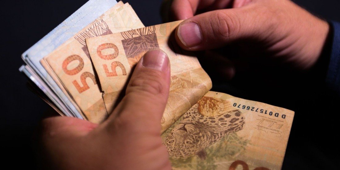 Relator sobe para R$ 1.288 a previsão para o salário mínimo em 2022