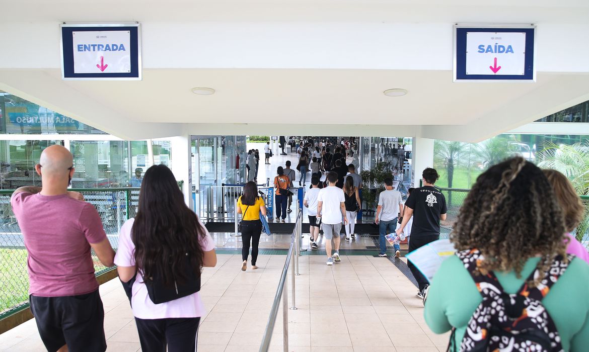 COE definirá novas regras para a volta de 200 mil estudantes em aulas presenciais