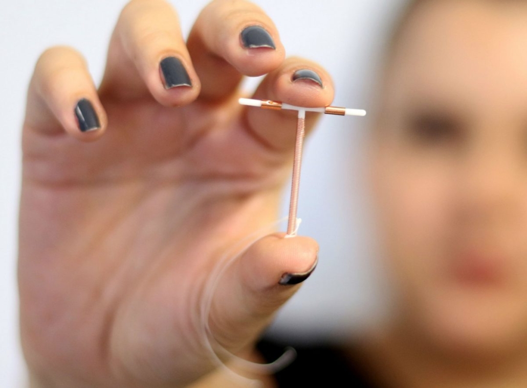 Sancionada lei que proíbe consentimento de marido para mulher inserir DIU