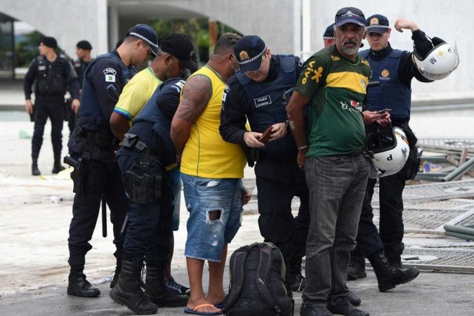 Ataques golpistas somam mais de 1,5 mil presos; acampamento no DF é desfeito