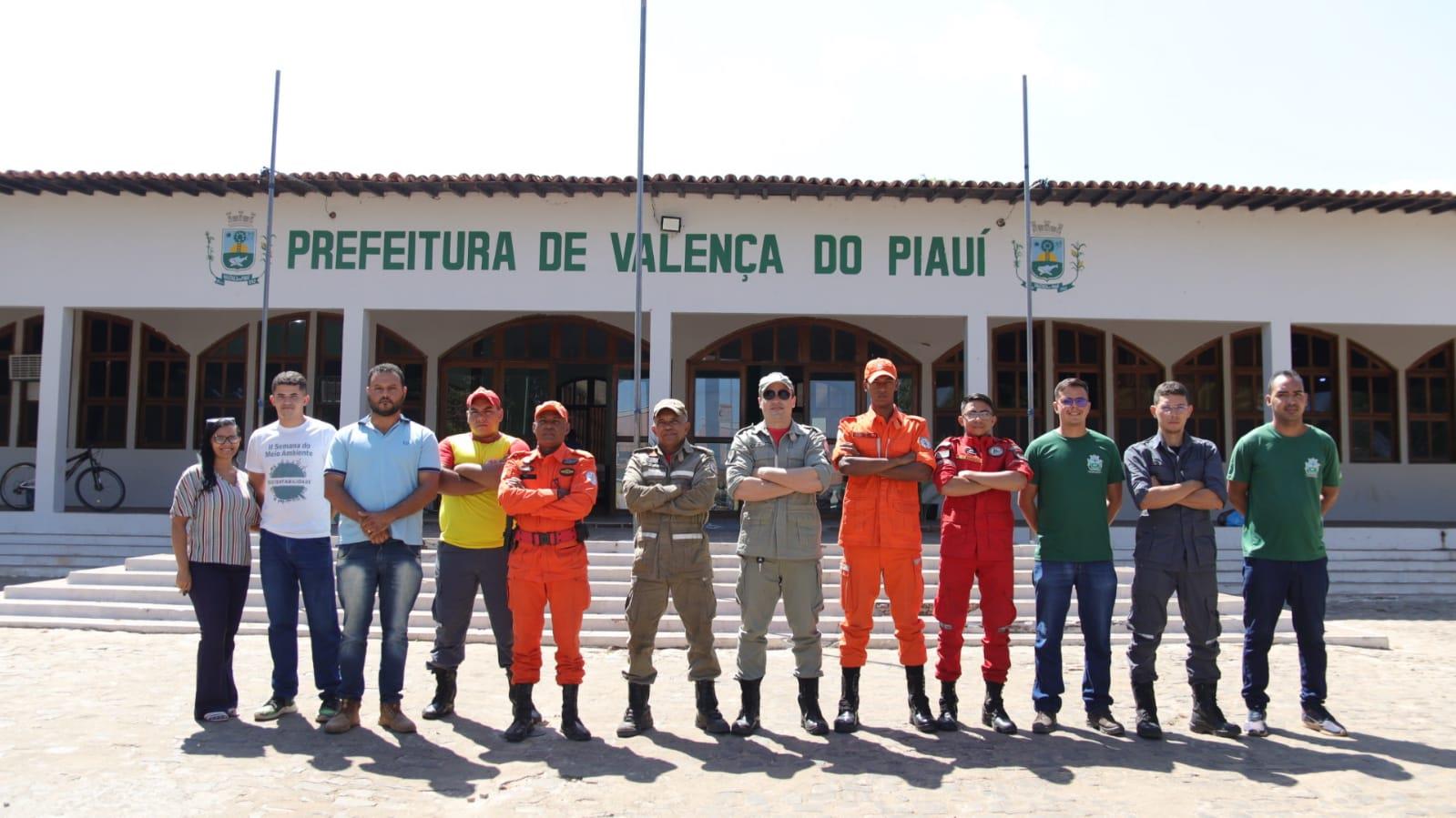 Administração Municipal com suporte do Corpo de Bombeiros de Teresina controla queimadas e incêndios em Valença.
