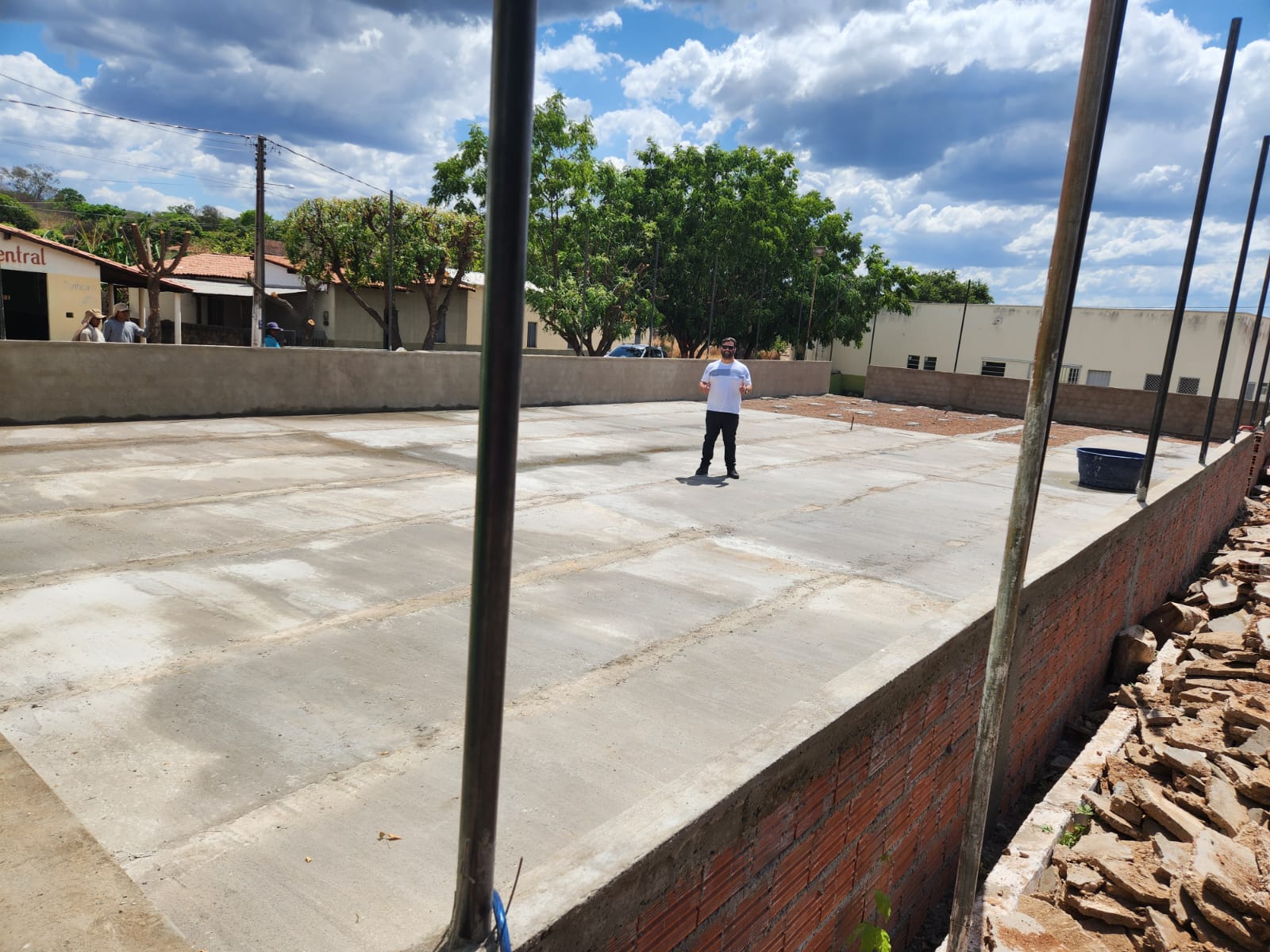 Prefeitura de Valença trabalha na restauração da quadra esportiva do Povoado Izidoria.