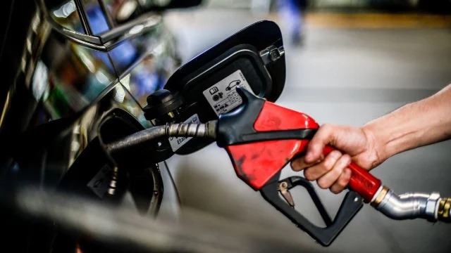 Petrobras reduz preço da gasolina e aumenta o do diesel a partir de sábado, 21