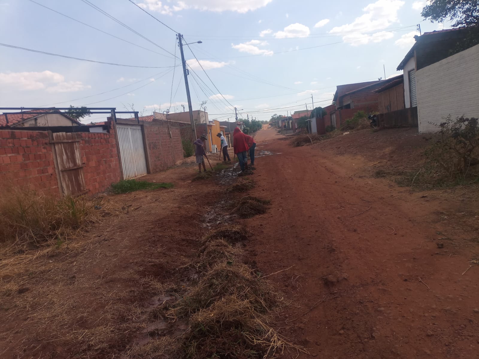 Prefeitura de Valença trabalha na limpeza e manutenção dos Conjuntos Jaime Lima Verde e Raul Alencar