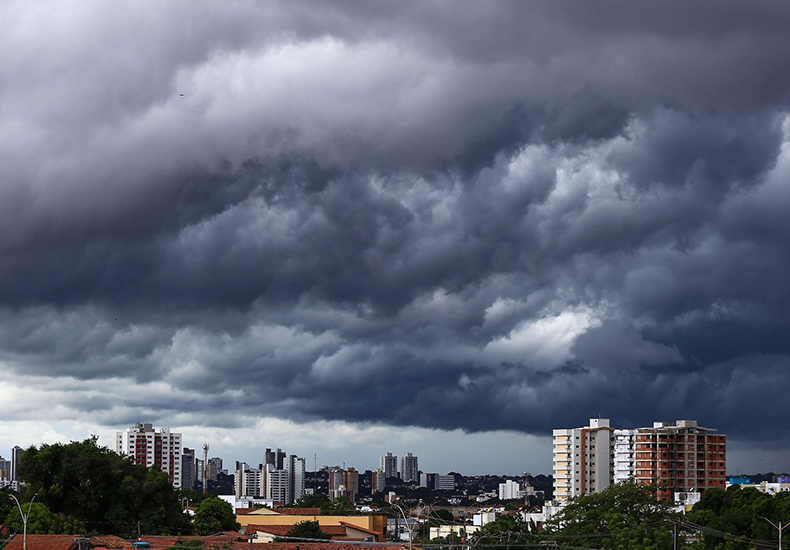 Inmet emite alerta de chuvas intensas em 196 municípios
