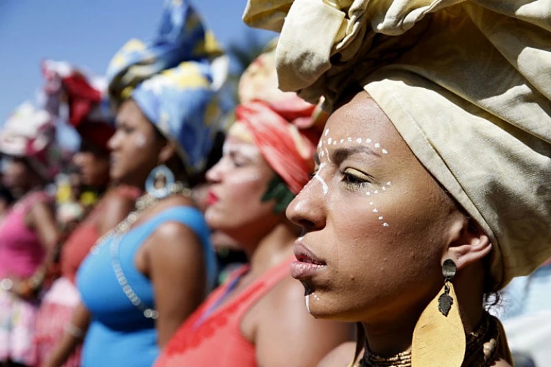 Letramento racial: uma forma de ensinar negros e brancos sobre o combate ao racismo