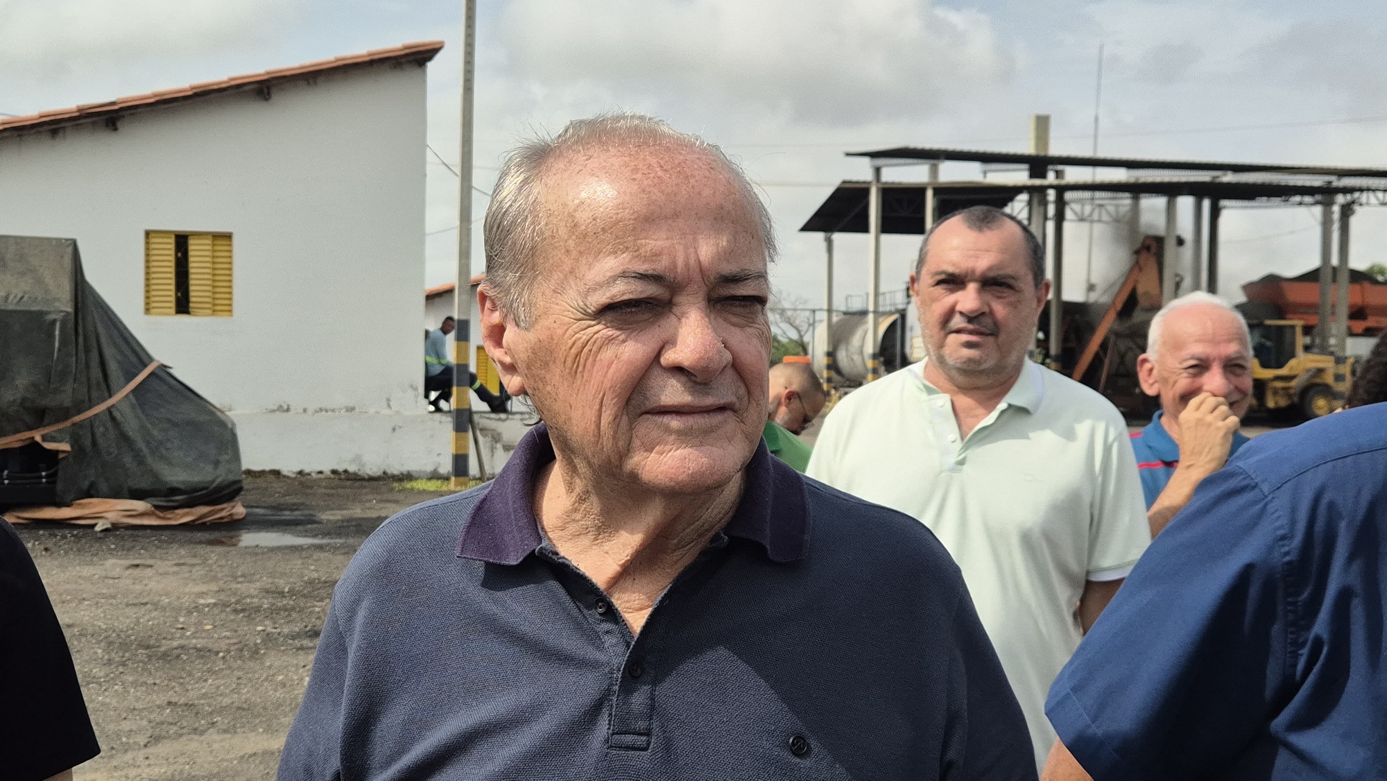 “É melhor comprar remédio que gastar com Carnaval”, diz Silvio Mendes